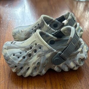 CROCS toddler marbled platforms